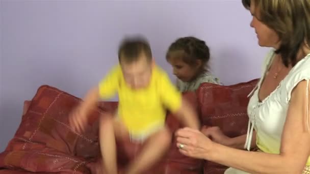 Ευτυχισμένη γυναίκα που παίζει με τα εγγόνια της. — Αρχείο Βίντεο