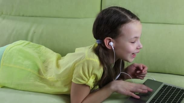 Menina emotiva falando no Skype no laptop . — Vídeo de Stock