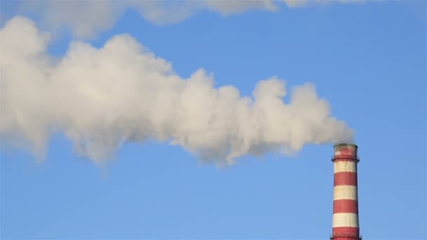 Industriële schoorsteen voor bevolking verwarming tijdens de winter — Stockvideo