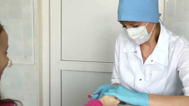 Hemşire bir parmak çocuğun kanı tıbbi laboratuvar olarak alır.. — Stok video