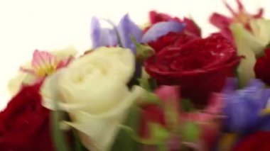 Güzel buket gül, Iris ve hızlı bir şekilde döndürme alstroemeria.