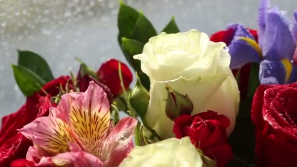 Красиві букетні троянди, іриси і альстромерії обертаються . — стокове відео