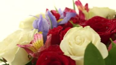 Güzel buket gül, Iris ve alstroemeria döner.
