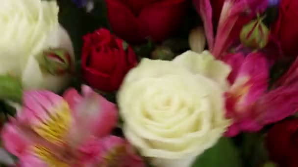 Красиві букетні троянди, іриси і альстромерії швидко обертаються . — стокове відео