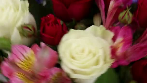 Belles roses bouquet, iris et alstroemeria tournant rapidement . — Video