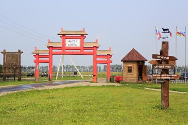 Turist karmaşık Sibirya Podvorye kapıda.