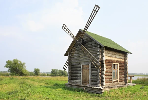 Ancien moulin dans le complexe touristique sibérien Podvorye . — Photo