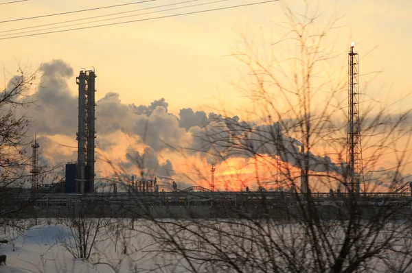 Öl Chemie Raffinerie bei Sonnenuntergang Himmel Hintergrund im Winter. — Stockfoto