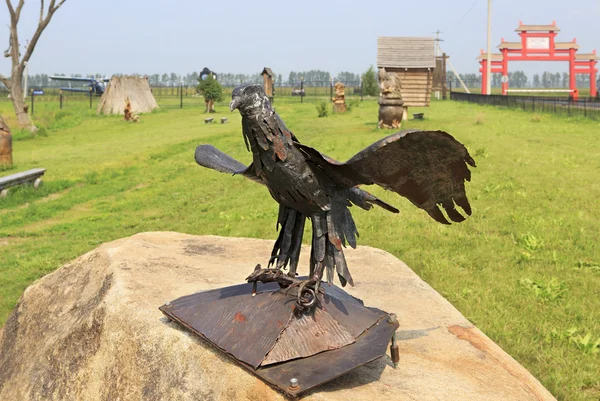 Cock a gold comb. Sculpture made of iron. Tourist Complex Siberian Podvorye. — Stock Photo, Image