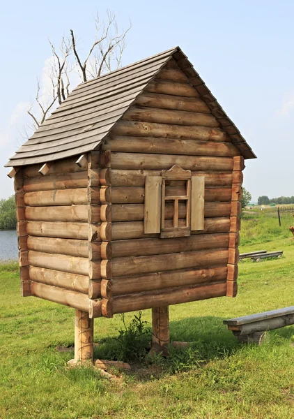 Hut on chicken legs. Wooden sculptures based on Pushkins fairy tales. — Stock Photo, Image