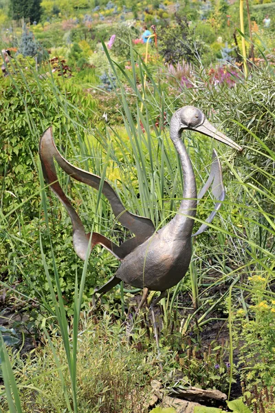 Patung Crane Iron di Lembah Kennel Arboretum Blooming . — Stok Foto