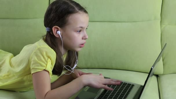 Emotionales kleines Mädchen spricht auf Skype am Laptop. — Stockvideo