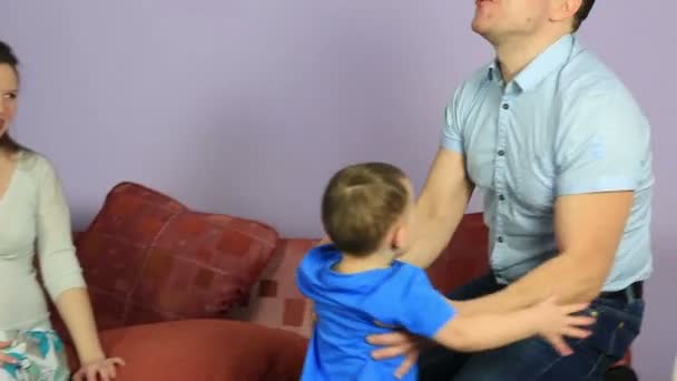 Glücklicher Vater hebt die Arme seines kleinen Sohnes. — Stockvideo