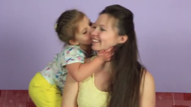 Pequeno bebê alegre abraçando e beijando mãe feliz . — Vídeo de Stock