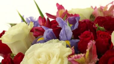 Güzel buket gül, Iris ve alstroemeria döner.