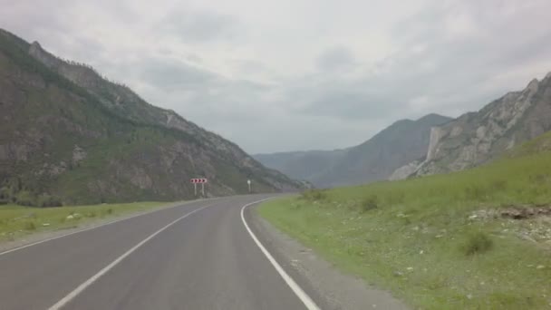 Чуйский тракт в горах Алтая . — стоковое видео