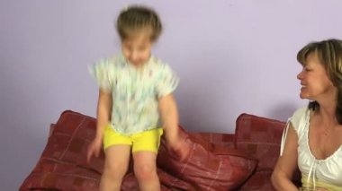 Mutlu kadın ile onun torunları oynarken.