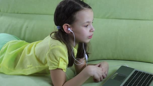 Emotional little girl talking on Skype at laptop. — Stock Video