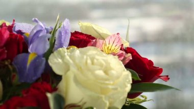 Güzel buket gül, Iris ve alstroemeria döner.