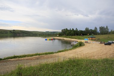 Göl Sorokino Altaiskoe köyde sahilde.