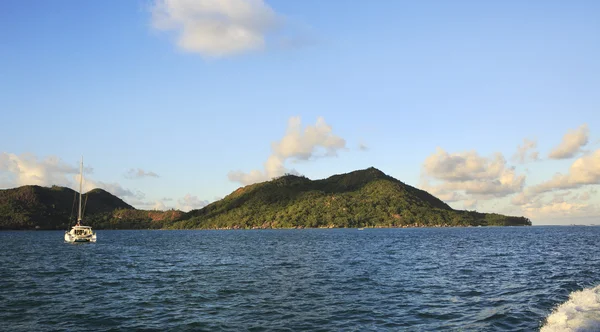 プララン島の背景にインド洋で海ヨット. — ストック写真