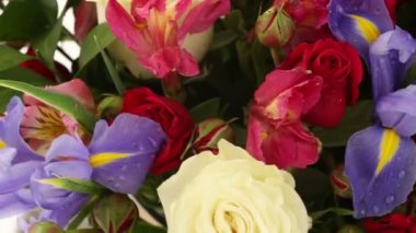 Güzel buket gül, Iris ve alstroemeria döner.