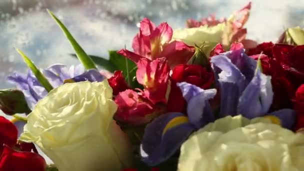 Прекрасный букет роз, радужки и альстромерии вращается . — стоковое видео