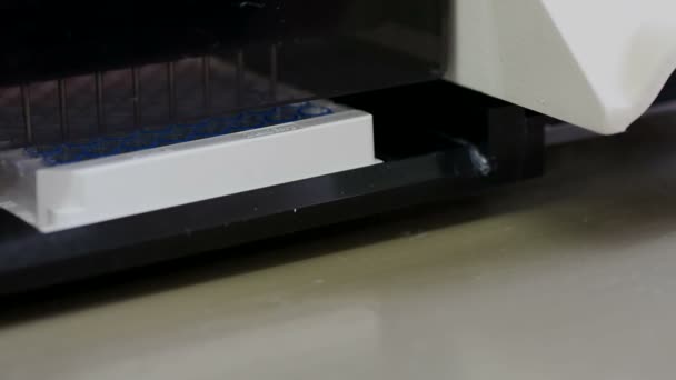 Gefertigte Mikroplatte in kompaktem programmierbarem 8-Kanal-Reinigungssauger — Stockvideo