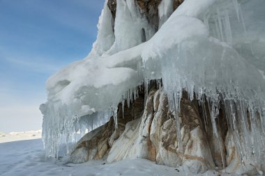 Kayaların üzerinde güzel buz sarkıtları.