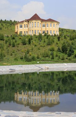 Yazlık Bahar göle yansıtılır. Köpek kulübesi Botanik Bahçesi çiçek Vadisi.