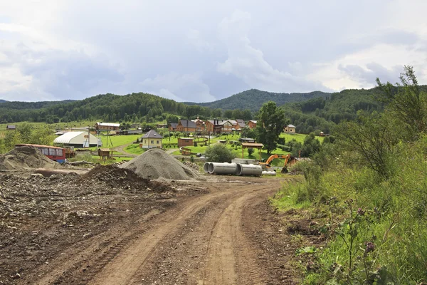 Condurre comunicazioni nel nuovo villaggio di Altai . — Foto Stock