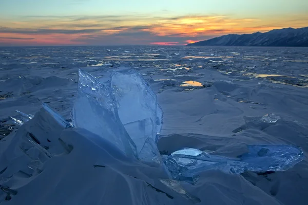Gün batımında şeffaf buz sarkıtları. — Stok fotoğraf