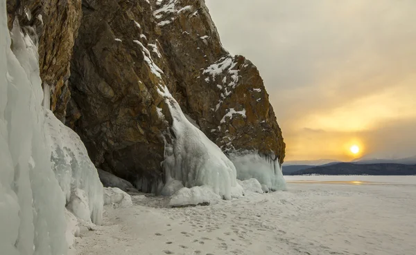 Alba e la roccia vicino all'isola Lohmaty . — Foto Stock