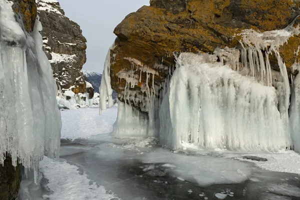 Belos icicles em rochas . — Fotografia de Stock