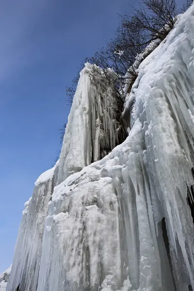 Огромные сосульки на скалах . — стоковое фото