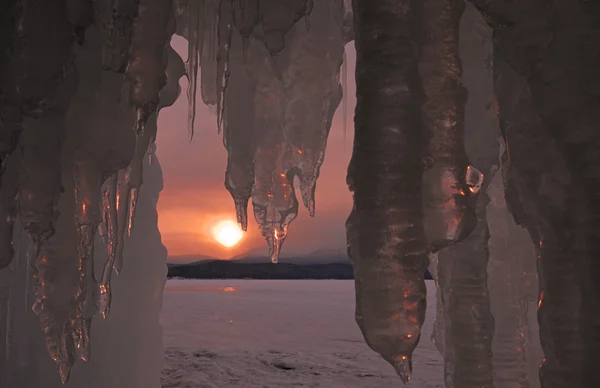 Große Eiszapfen auf einem Sonnenaufgang Hintergrund. — Stockfoto