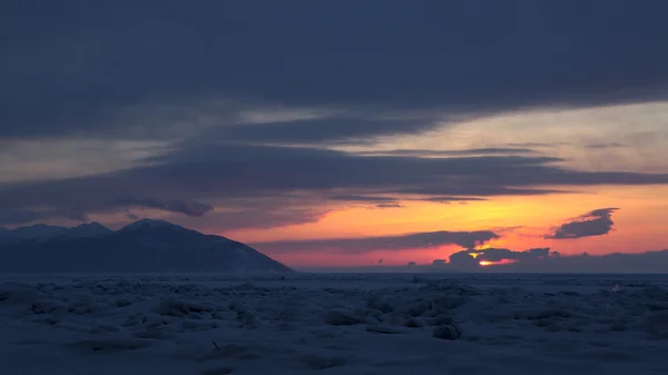 Solnedgång på en bakgrund av halvön Helige näsa. — Stockfoto