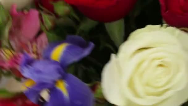 Mooi boeket rozen, iris en alstroemeria snel roteren. — Stockvideo