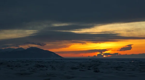 Solnedgång på en bakgrund av halvön Helige näsa. — Stockfoto