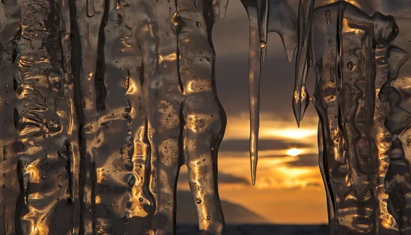 El sol poniente se refleja en los carámbanos . —  Fotos de Stock