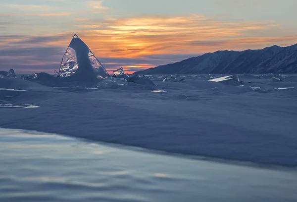 Transparente Eiszapfen bei Sonnenuntergang. — Stockfoto
