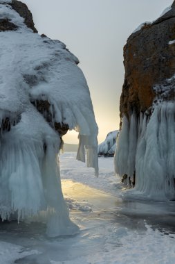 Gündoğumu, buzlu güzel buz sarkıtları.