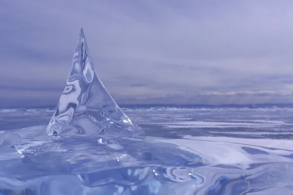 Hermoso pedazo de hielo en la superficie del lago . — Foto de Stock