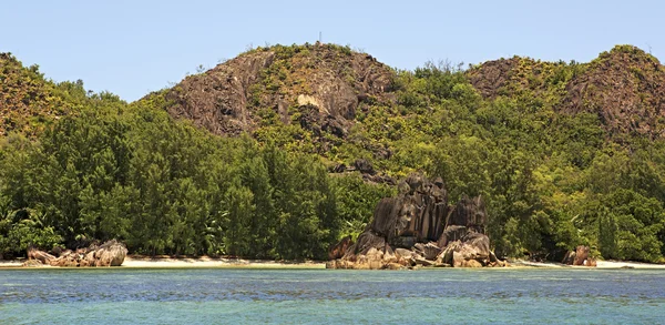 Hermosas rocas de granito enorme en la playa en la isla de Curieuse en el Océano Índico . — Foto de Stock