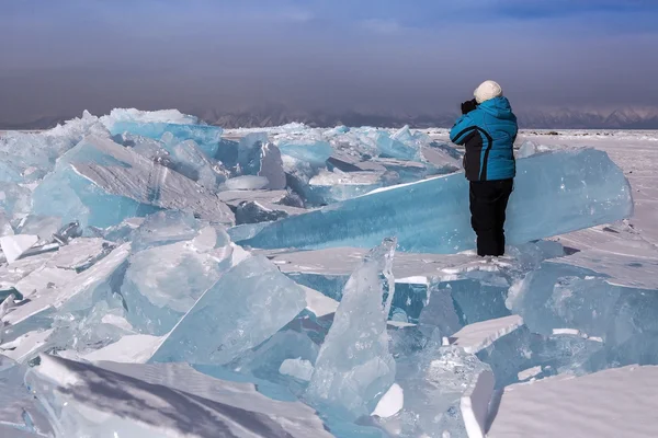 눈에 푸른 얼음의 덩어리. — 스톡 사진