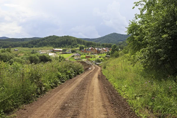 Chemin de terre au nouveau village de l'Altaï . — Photo