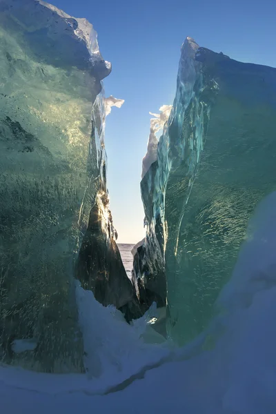 Grande fissure dans la glace transparente . — Photo