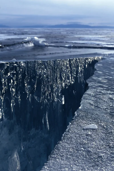 Grandes fissures à la surface de la glace . — Photo