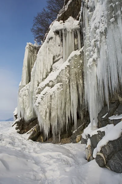 Riesige Eiszapfen auf Felsen. — Stockfoto