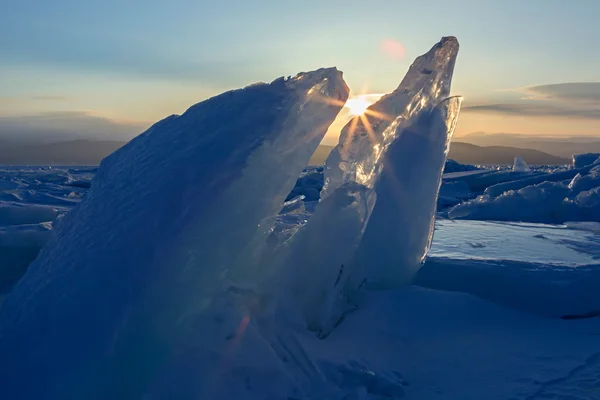 Солнце всходит над льдом . — стоковое фото